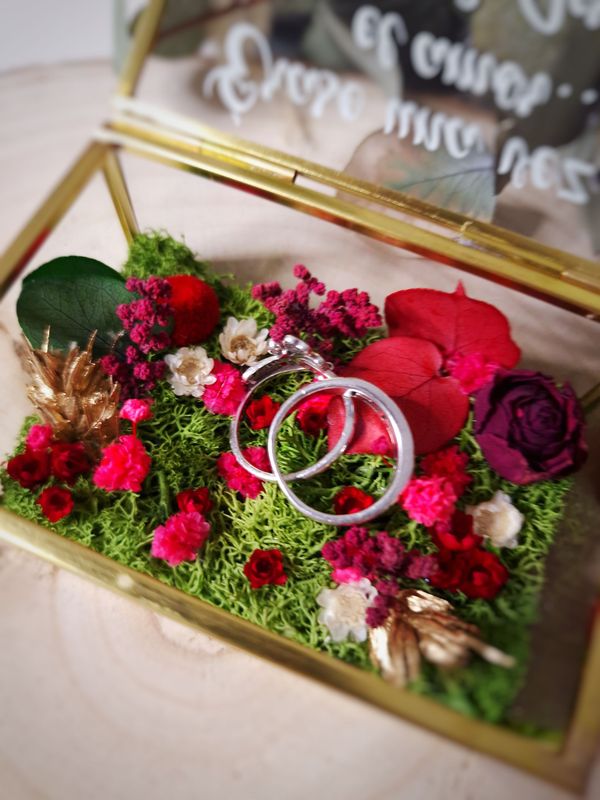 Caja porta alianzas personalizada con flores preservadas Caja porta alianzas personalizada con flores preservadas