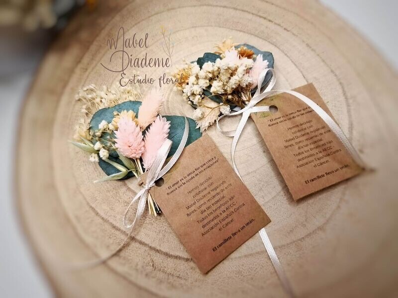 Detalles solidarios para invitados boda comunión ramillete imán flores preservadas Detalles solidarios para invitados boda comunión ramillete imán flores preservadas