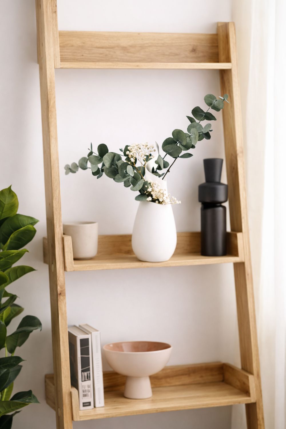 Jarrón minimalista con flores preservadas en impresión 3D