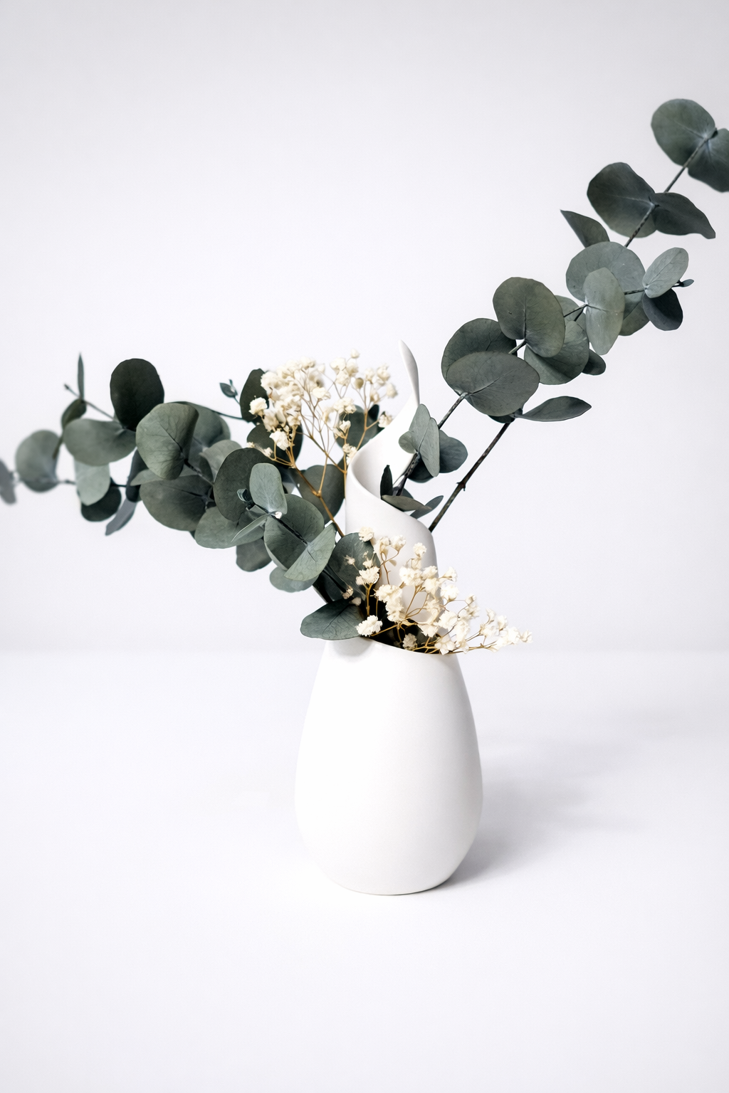 Jarrón minimalista con flores preservadas en impresión 3D