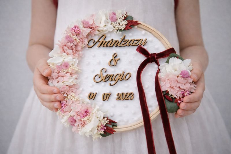 Bastidor porta alianzas flores preservadas - El porta alianzas perfecto para tu boda