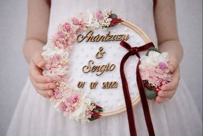 Bastidor porta alianzas flores preservadas - El porta alianzas perfecto para tu boda