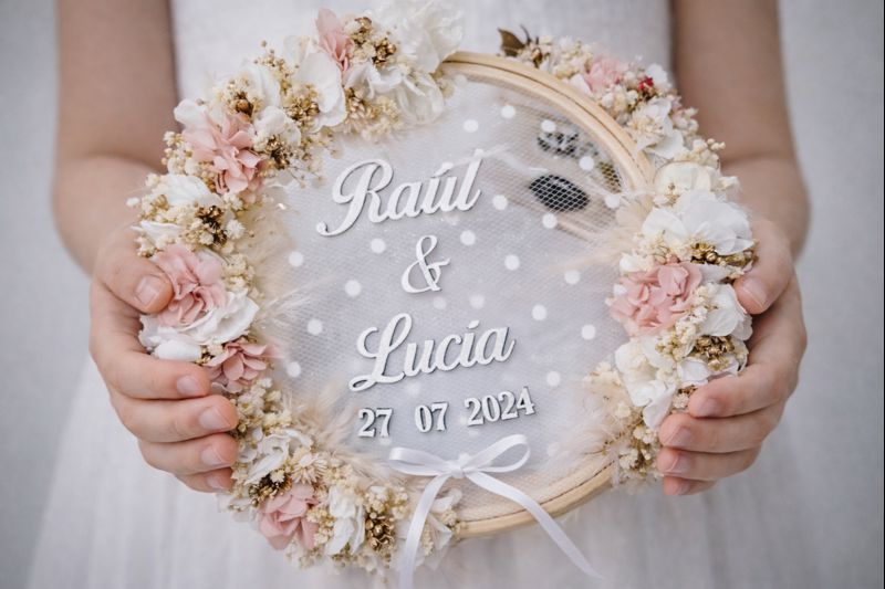 Bastidor  porta alianzas de flores preservadas personalizado