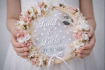 Bastidor  porta alianzas de flores preservadas personalizado