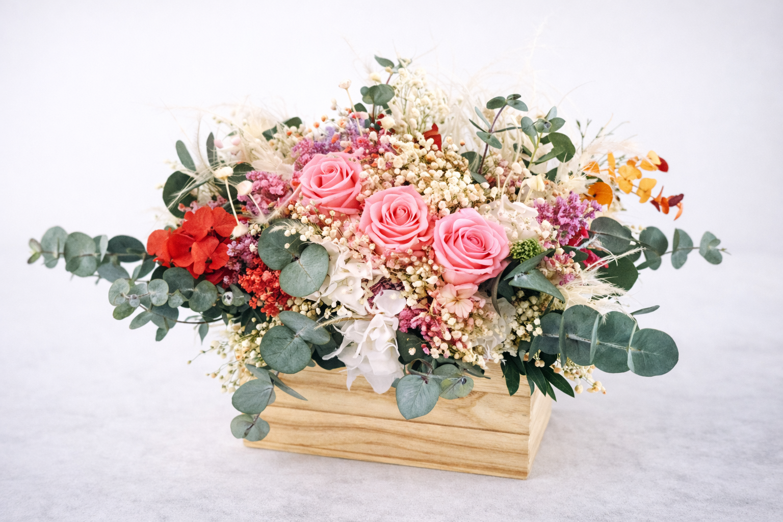 Caja de madera con flores preservadas