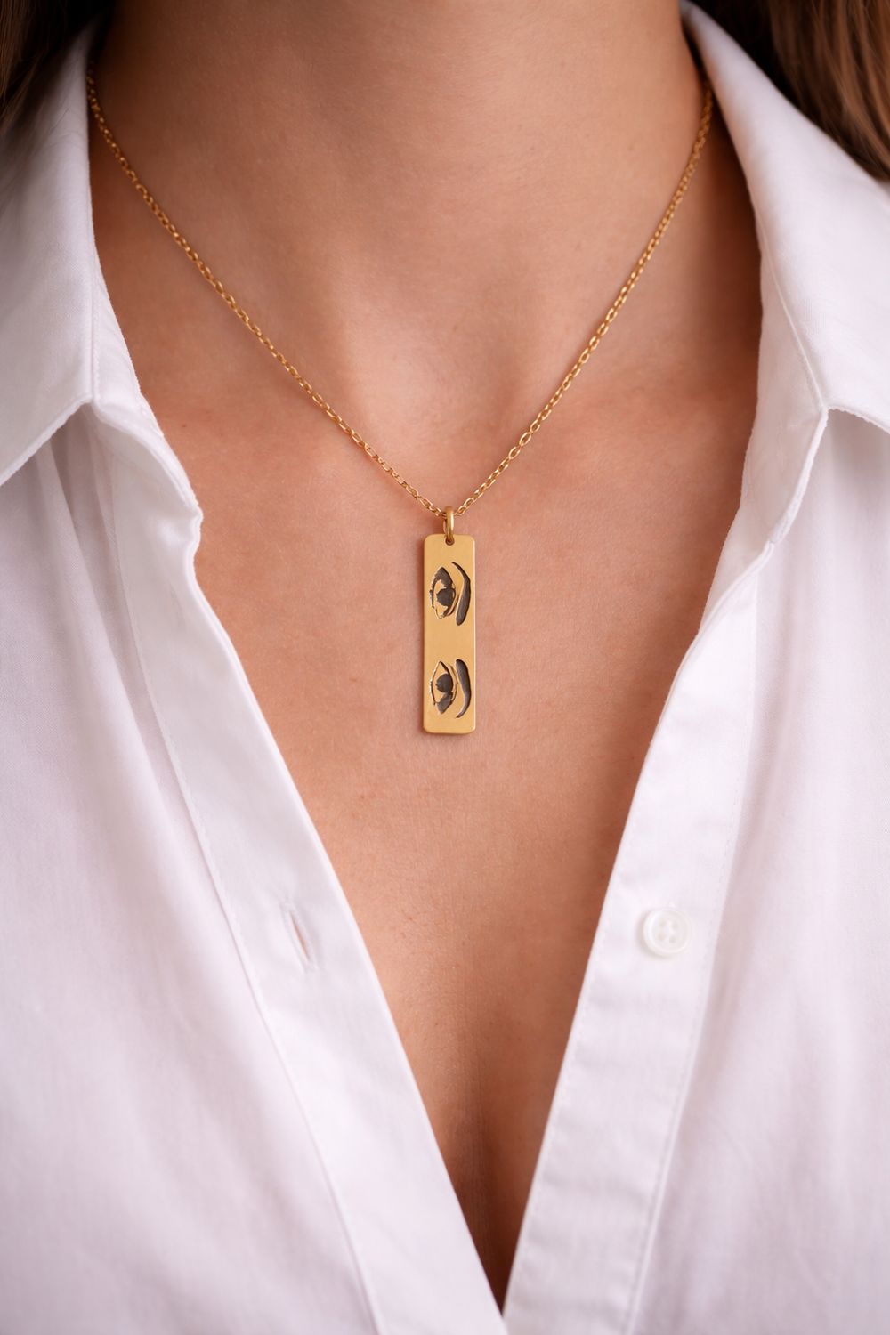 Collar personalizado con tu mirada grabada en acero dorado