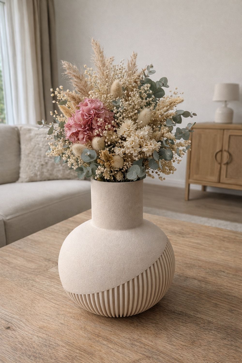 Jarrón en impresión 3D con flores preservadas hortensia rosa