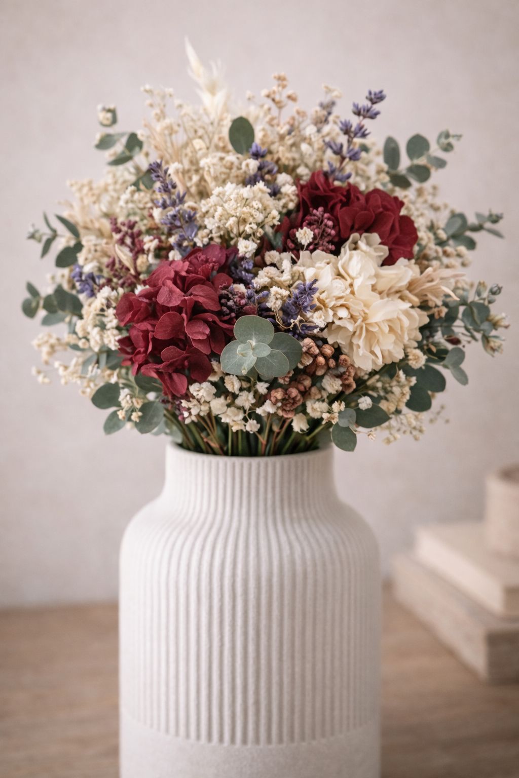 Jarrón con flores preservadas hortensia burdeos