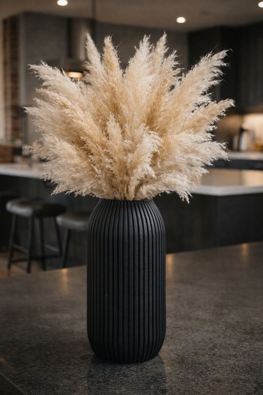 Jarrón negro con pampa en impresión 3D minimalista