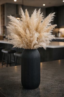 Jarrón negro con pampa en impresión 3D minimalista