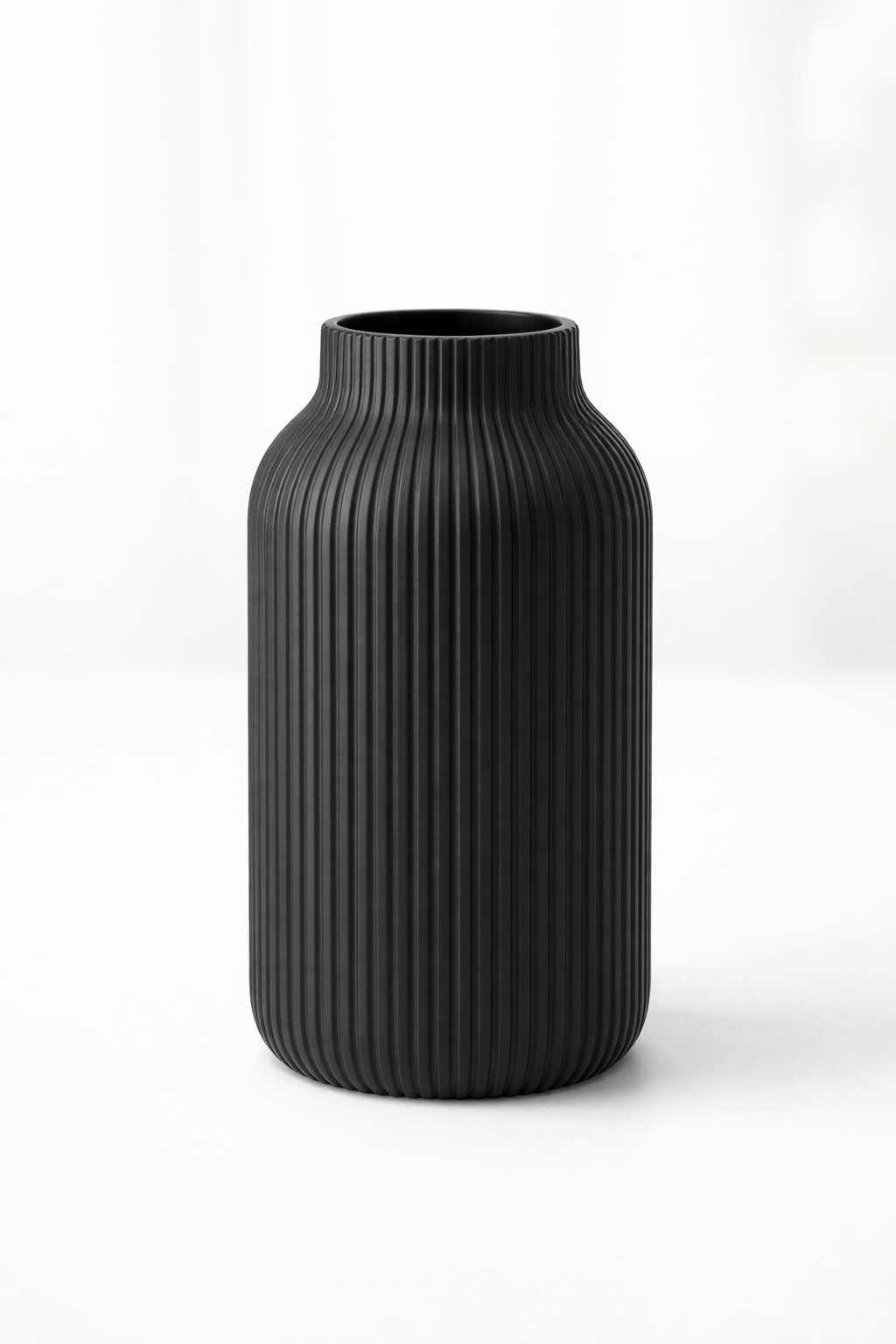 Jarrón negro con pampa en impresión 3D minimalista