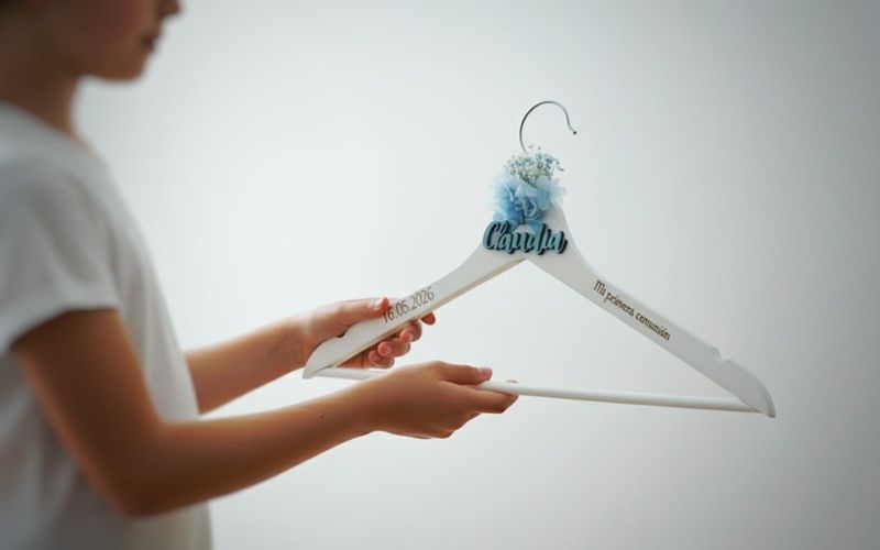 Perchas personalizadas con flores preservadas para boda, comunión y bautizo