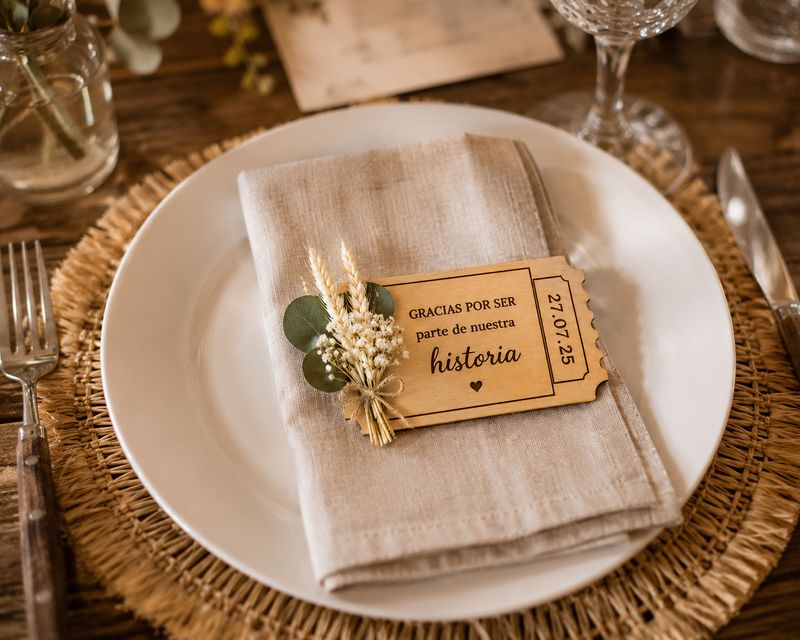 Ticket personalizado de madera con flores preservadas para invitados Ticket personalizado de madera con flores preservadas para invitados
