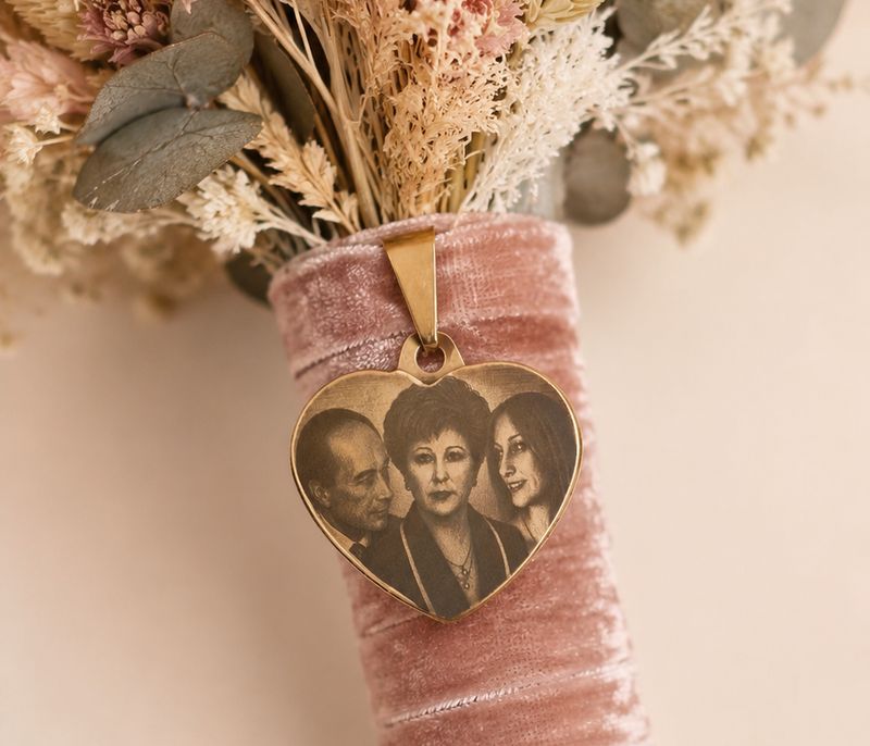 Medalla Corazón Personalizada para Ramo de Novia con Fotograbado
