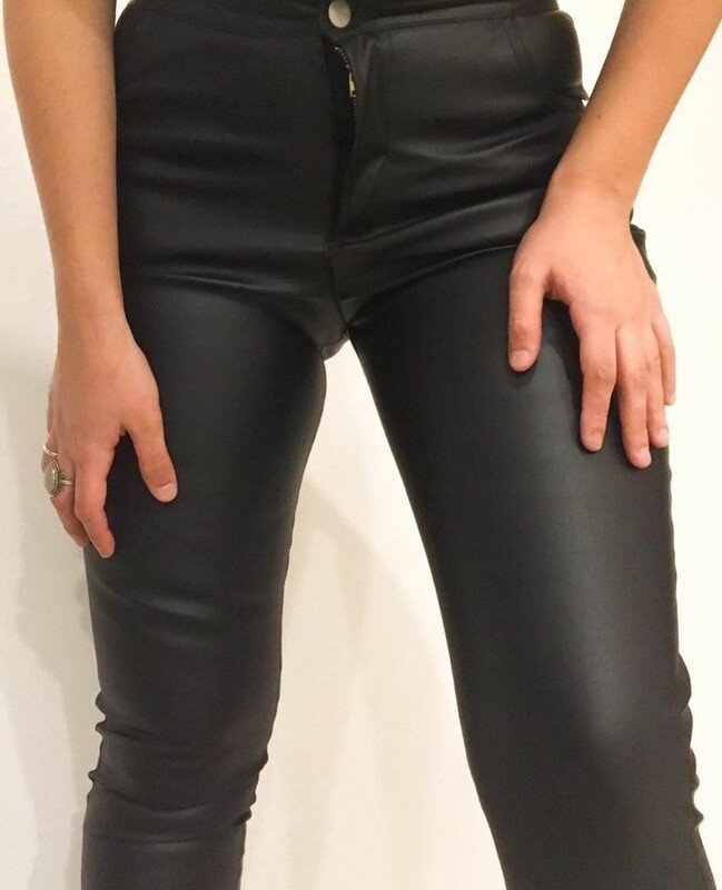 PANTALÓN DE CUERO