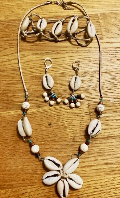Howlite &amp; wood cowrie set