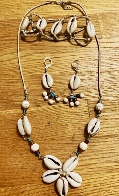 Howlite &amp; wood cowrie set