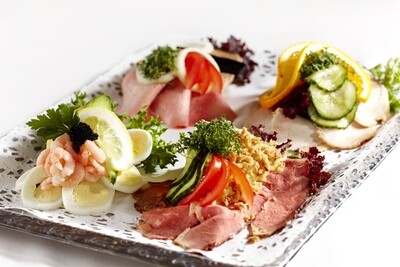 Leverpostej med rødbeder, syltet agurk og bacon