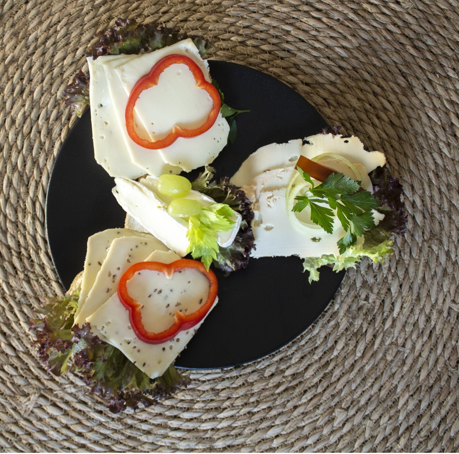 Franskbrødssnitte med forskelligt ost og pynt