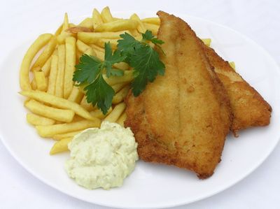 2 fiskefiletter med remoulade og pommes frites