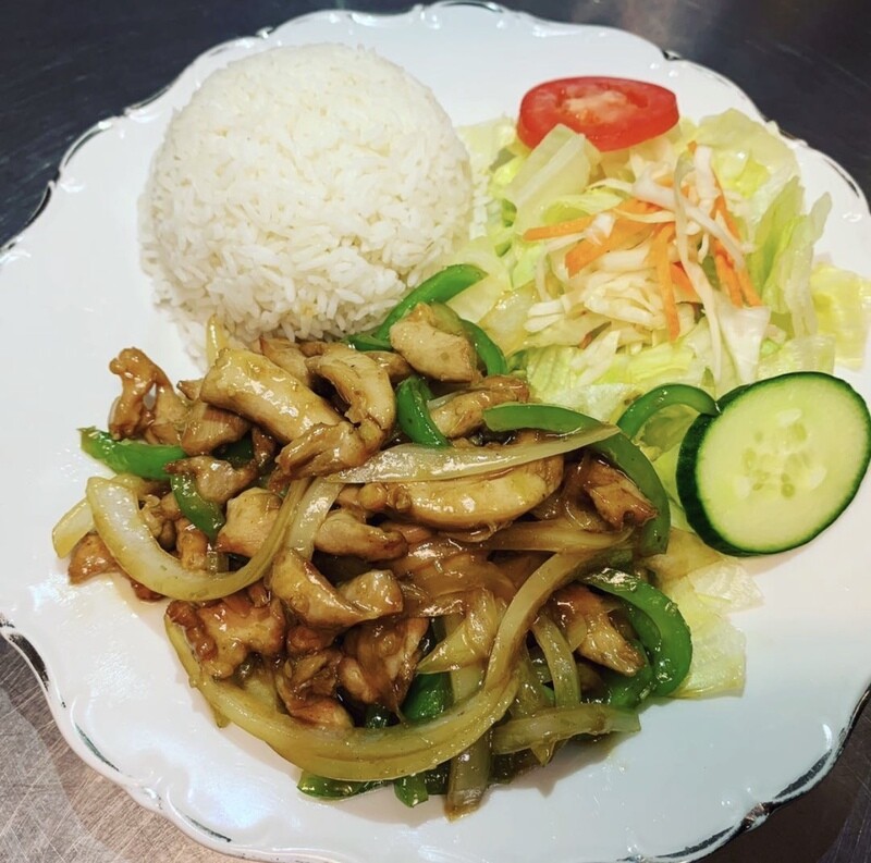 T2. poulet sauté à la citronnelle, salade, et riz ou vermicelles