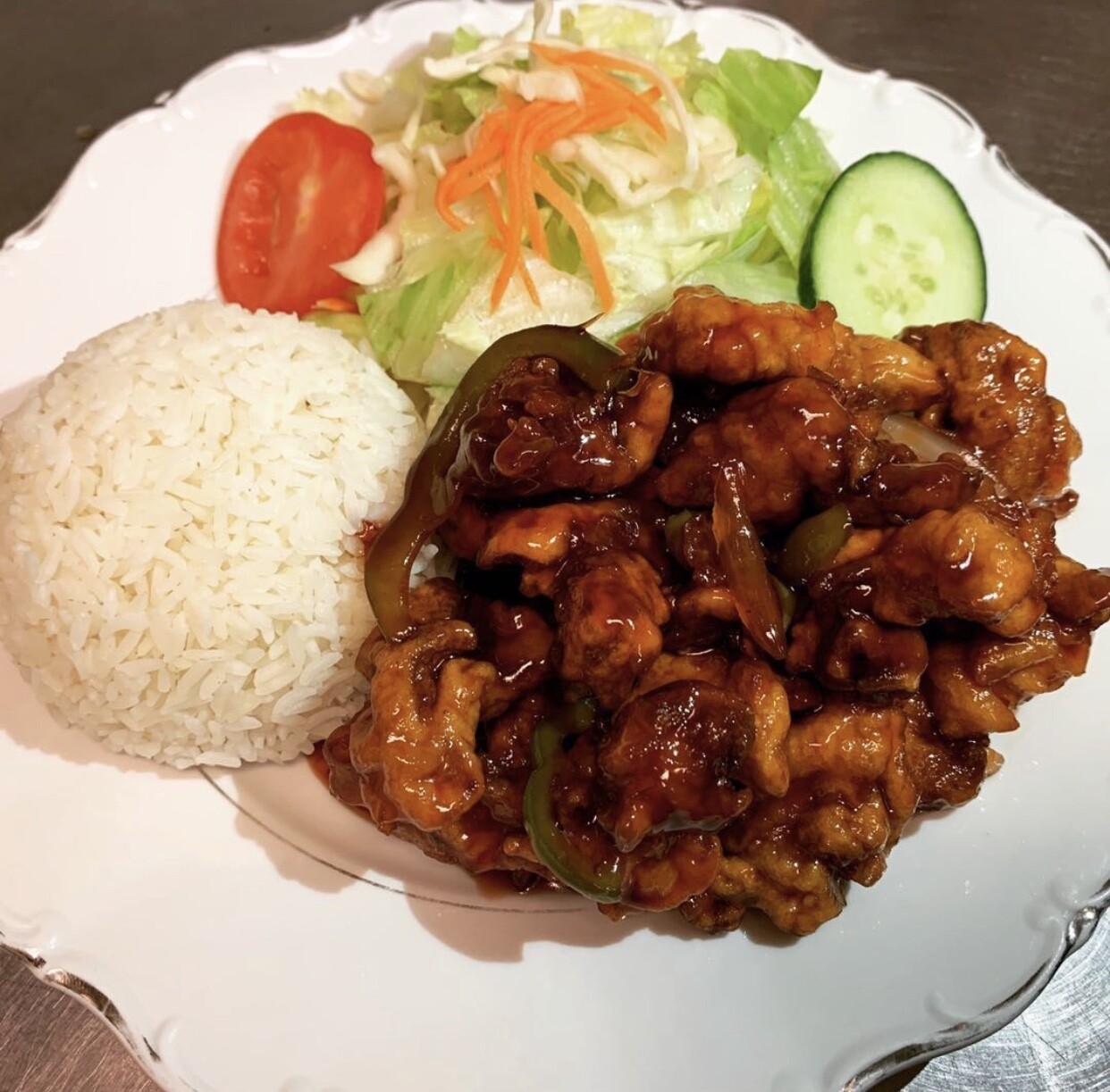 T3. poulet général Tao, salade et riz ou vermicelles