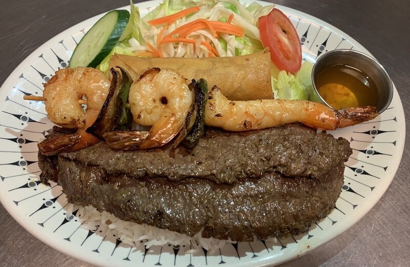 T7. rouleau impérial, boeuf et brochette de crevettes grillés, salade et riz ou vermicelles