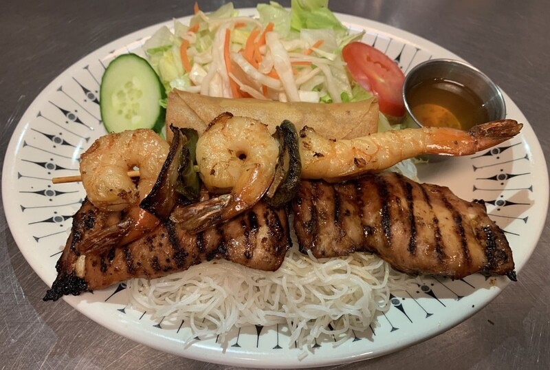 T6. rouleau impérial, poulet et brochette de crevettes grillés, salade et riz ou vermicelles