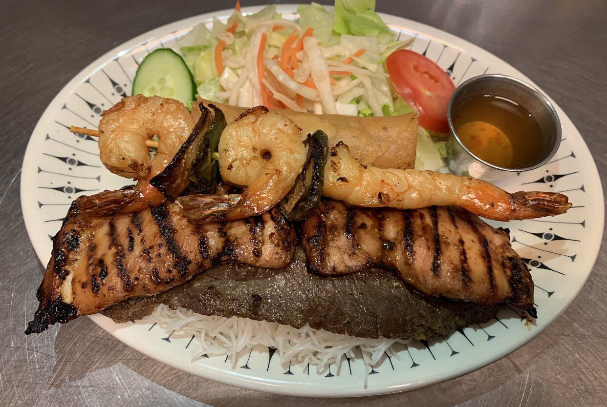 T8. rouleau impérial, poulet, boeuf et brochette de crevettes grillés, salade et riz ou vermicelles