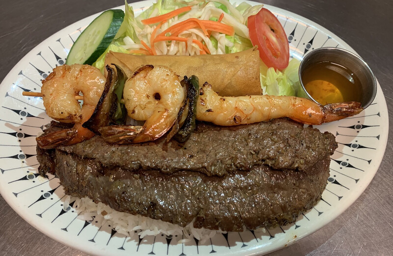 T7. rouleau impérial, boeuf et brochette de crevettes grillés, salade et riz ou vermicelles