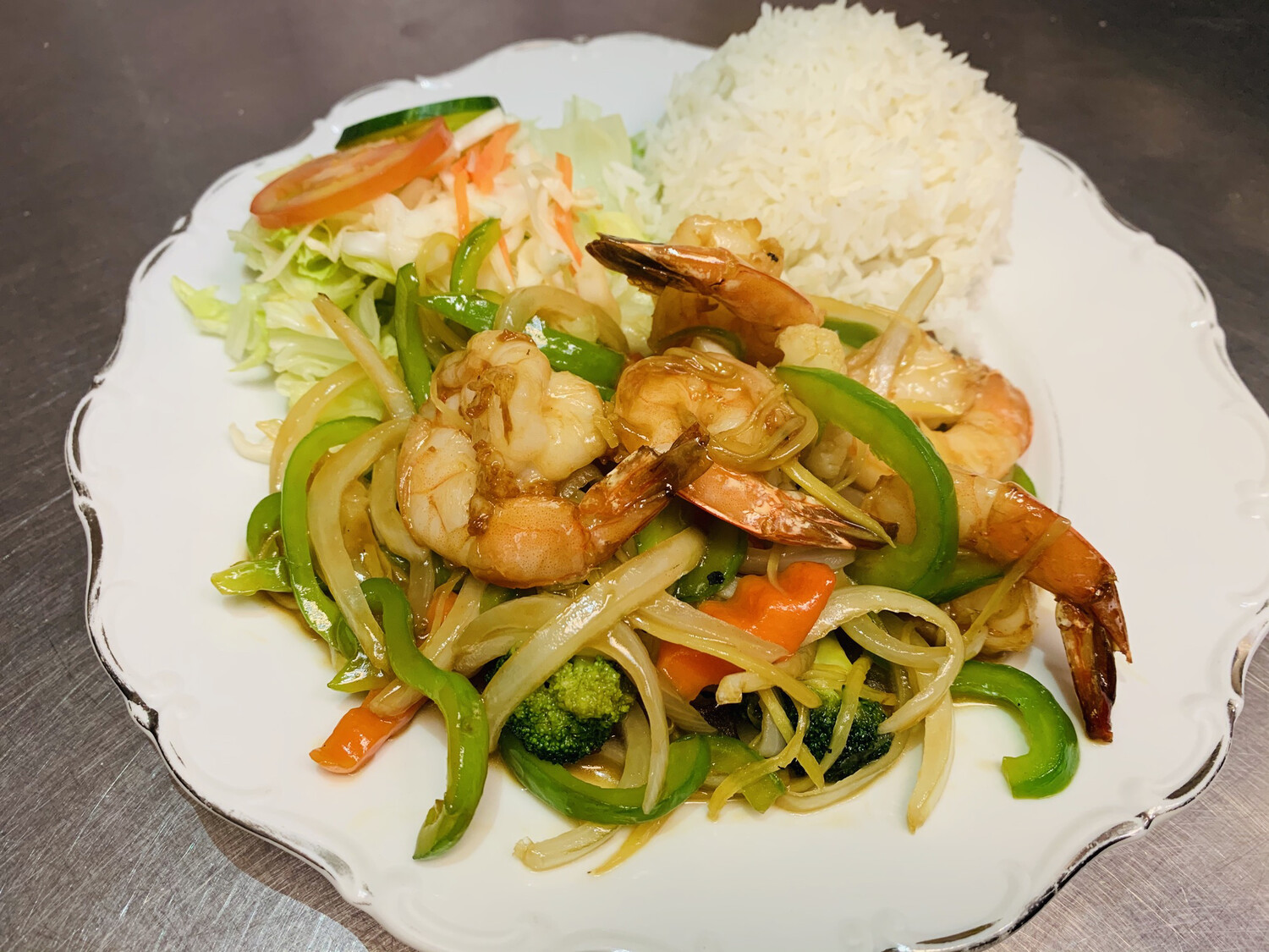 T4. crevettes sautées au gingembre, salade et riz ou vermicelles