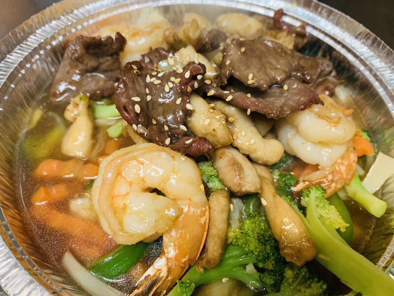 49. Légumes assortis boeuf, poulet et crevettes sauté avec Les Nouilles Croustillant 