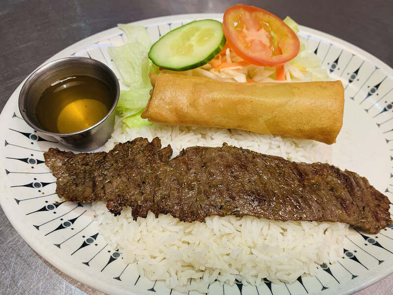 D. rouleau impérial, boeuf grillé, salade, riz ou vermicelles et soupe maison petit