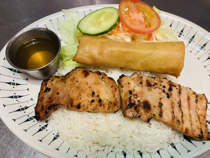 D. rouleau impérial, poulet grillé, salade riz ou vermicelles, et soupe maison petit