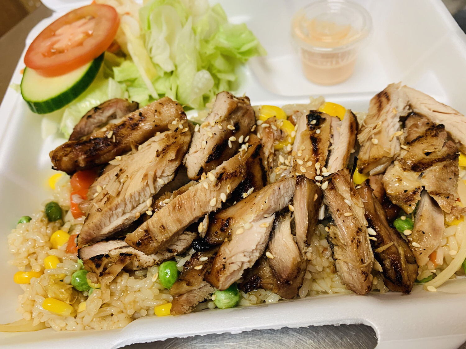 52. riz frit aux légumes avec poulet grillé