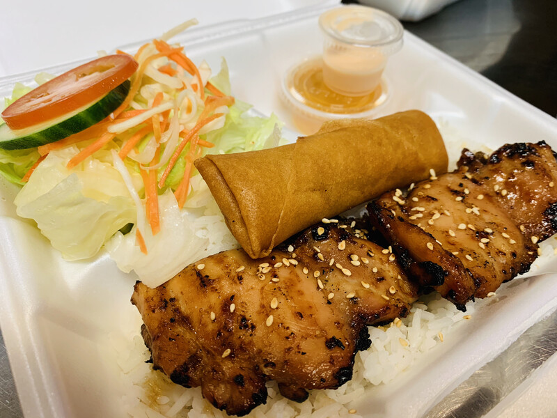 C. rouleau impérial, poulet grillé, salade riz ou vermicelles