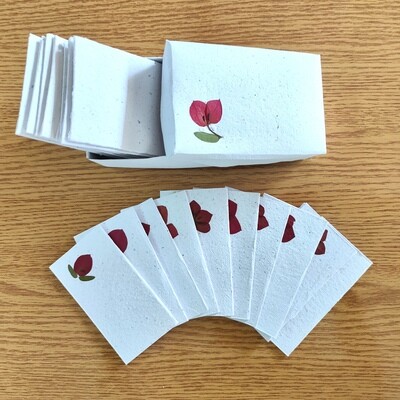 Box of 10 Small Cards With Flowers Petals / Box 7.5*11.5 cm - Cards 5.5*10 cm / علبة بها ١٠ كروت  صغيرة باوراق الورد 