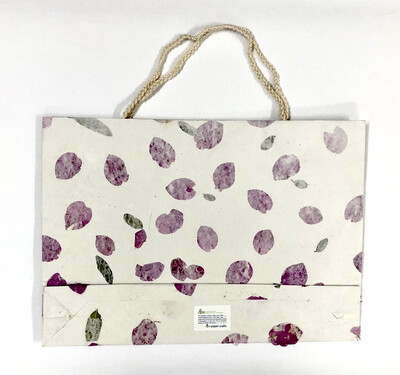 
Cotton gift bag with flower petals - XXL / 31*44 cm / كيس هدايا قطني بورق الورد 