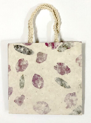 
2 Cotton gift bag with flower petals - Medium / 16*16 cm / ٢ كيس هدايا قطني بورق الورد - متوسط  