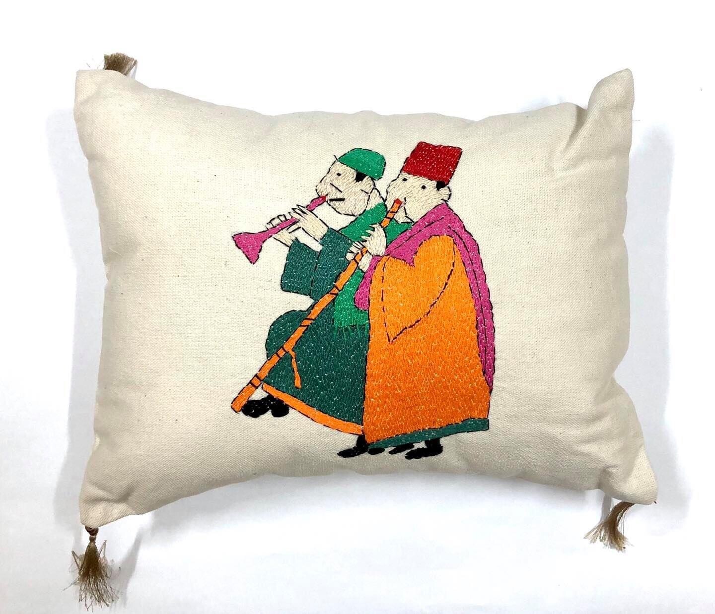 Embroidered cushion With Filling (  Mismatched Players ) / 35*45 - 40*40 cm / خددية تطريز بالحشو ( عازفي المزمار ) 