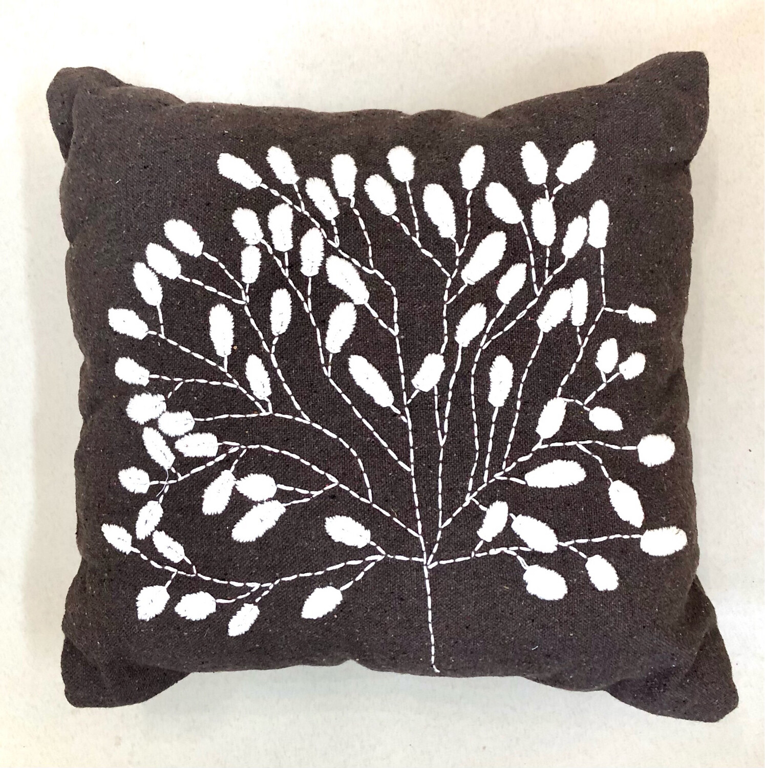 Embroidered cushion With Filling / 40*40 cm/ خددية تطريز بالحشو 