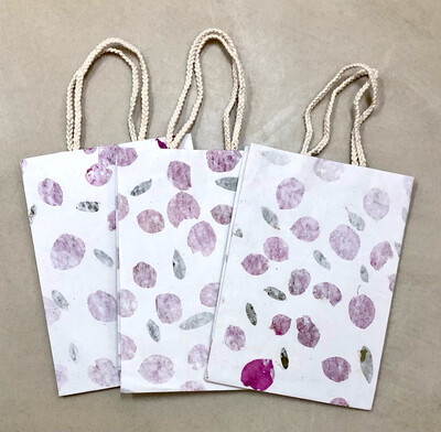 
2 Cotton gift bag with flower petals - Big / 18*26 cm / ٢ كيس هدايا قطني بورق الورد - كبير  