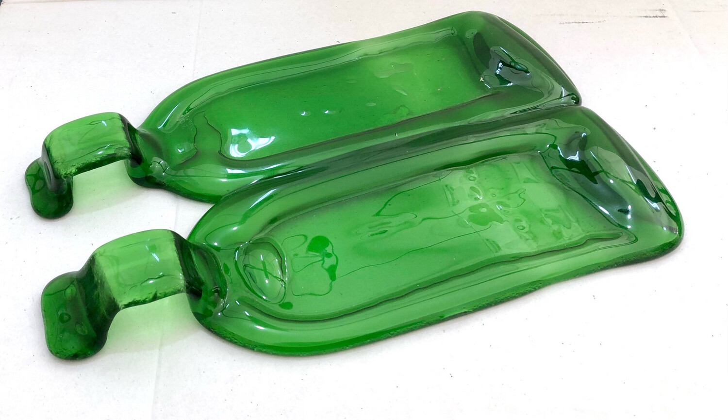 2 Parallel Green Bottles / ٢ زجاجة متوازية خضراء