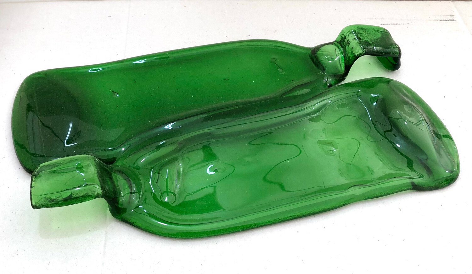 2 Opposite Green Bottles / ٢ زجاجة عكسية خضراء