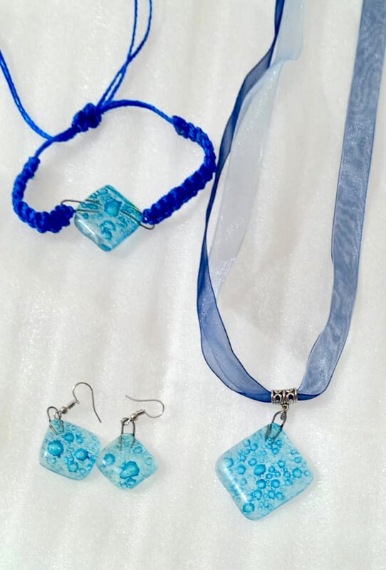 Set of Glass Pendant, Bracelet &amp; Earrings / طقم دلاية واسورة وحلق زجاج