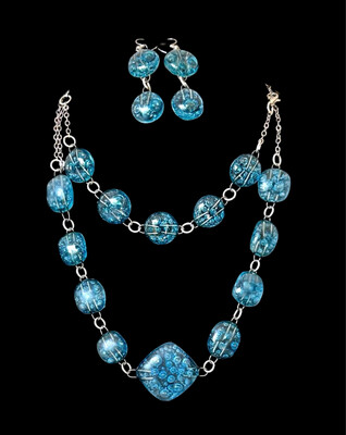 Set of Glass Necklace, Bracelet &amp; Earrings / طقم عقد و سوار و حلق من الزجاج