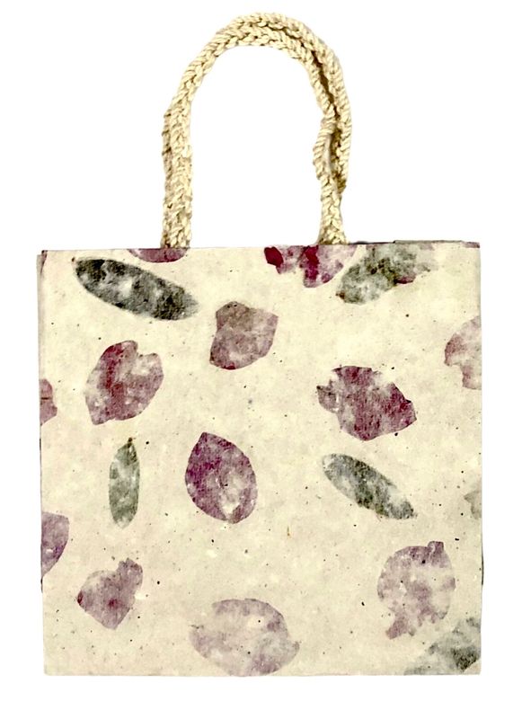 Cotton gift bag with flower petals - Medium / 16*16 cm / كيس هدايا قطني بورق الورد - متوسط