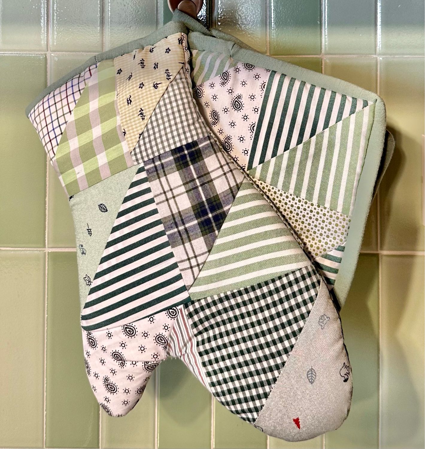 Set of Glove + 2 Potholders / طقم جوانتي مطبخ + ٢ مساكة