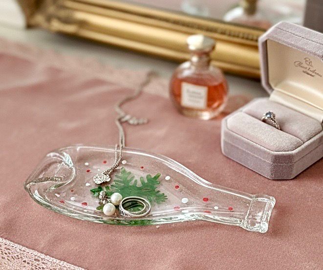 Small Hand painted Bottle ( Snow Flakes ) / زجاجة صغيرة مرسومة ( ندفة ثلج )