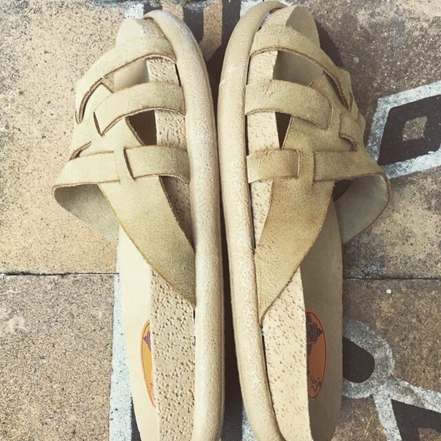 Sandalias de cuero modelo Trama con base anatómica antideslizante. En número 38 y 39.